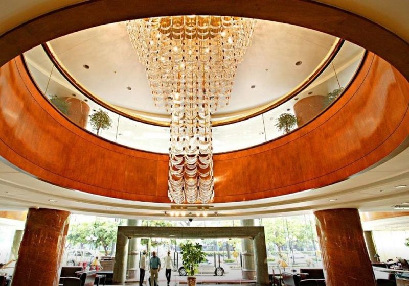 Evergreen Laurel Hotel - Taichung Extérieur photo The photo shows the interior of a lobby, featuring a large, elegant chandelier hanging from a circular ceiling. The design incorporates warm wooden tones and modern architectural elements. The space is open and airy, with large glass windows allowing