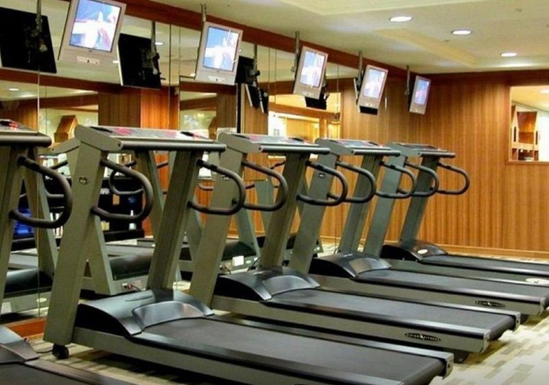 Evergreen Laurel Hotel - Taichung Extérieur photo The photo shows a fitness area with several treadmills lined up in front of a wall of mirrors. Each treadmill is equipped with a console and has screens above them, likely displaying workout information or entertainment. The interior has a modern des
